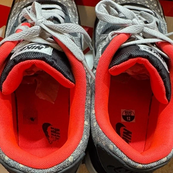 Nike Air Max 90 Black and Gray with Red Accents - Picture 4 of 4